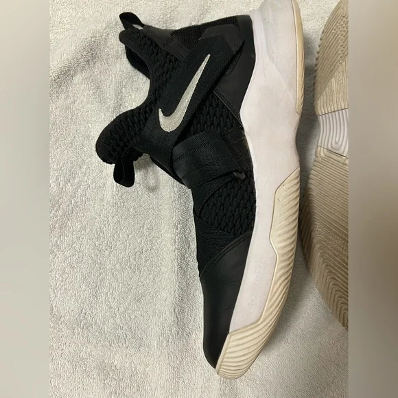 Nike 2018 LeBron Soldier 12 Mens Laceless Black & White Basketball Sneakers 9.5 - Picture 12 of 14